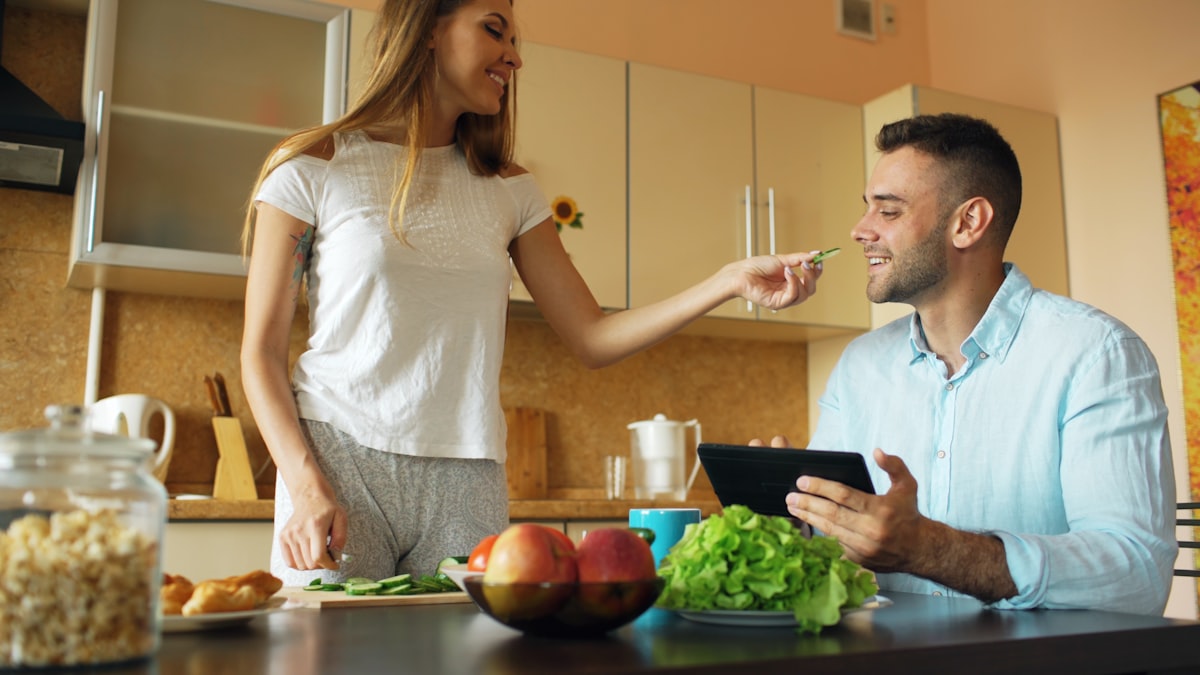 Hombre activo disfrutando de nutrición personalizada